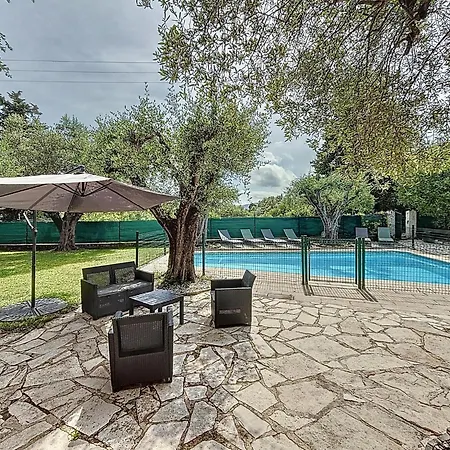 Spacious With Garden Near Grasse